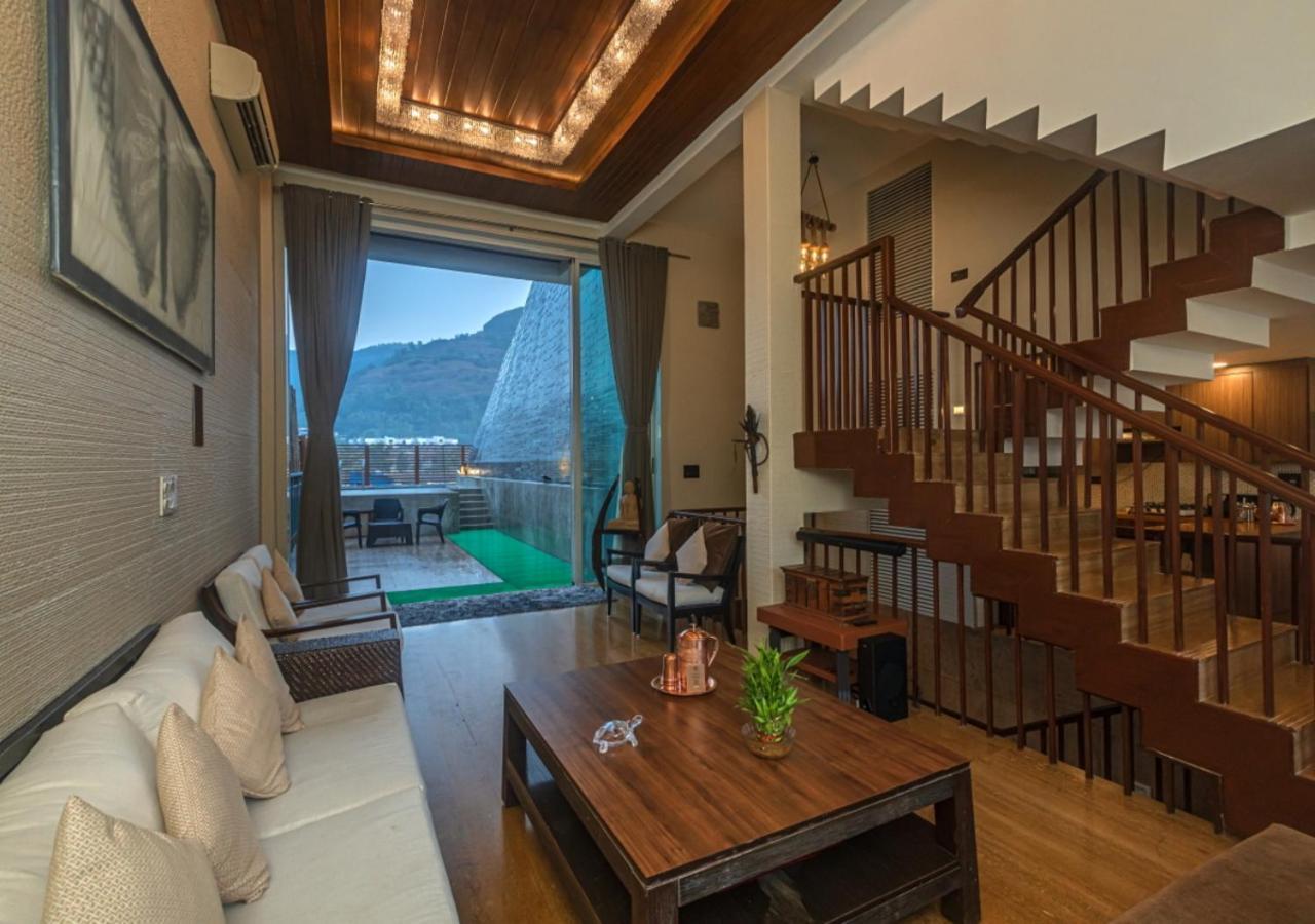 Saffronstays Urja, Lonavala - Private Villa With 2 Pools, Spa Room, Private Elevator & Waterfall Bagian luar foto